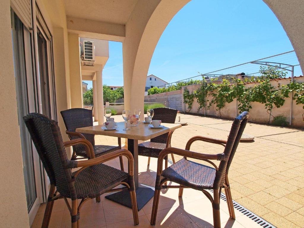 stół i krzesła na patio z widokiem na ocean w obiekcie Apartment Sablić-1 by Interhome w mieście Pirovac