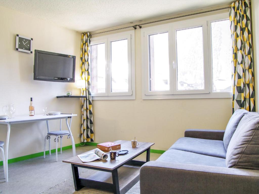 ein Wohnzimmer mit einem Sofa und einem Tisch in der Unterkunft Studio Gentiane-5 by Interhome in Chamonix-Mont-Blanc