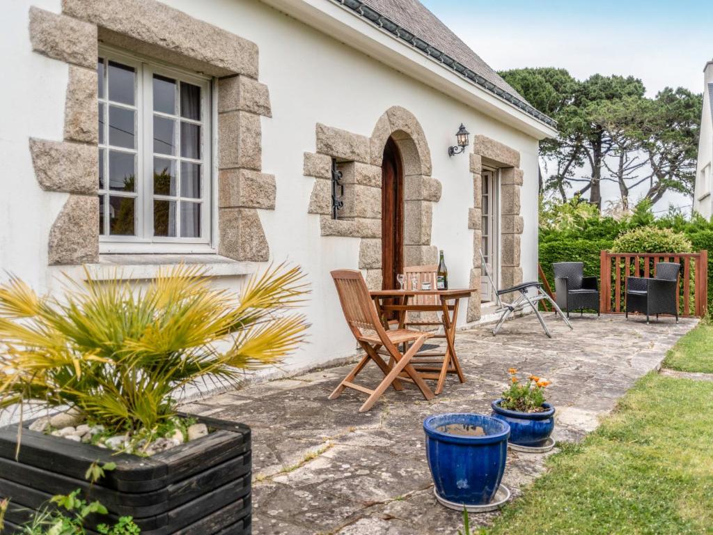 un patio avec une table et des chaises devant une maison dans l'établissement Holiday Home Quilvy by Interhome, à Saint-Pierre-Quiberon