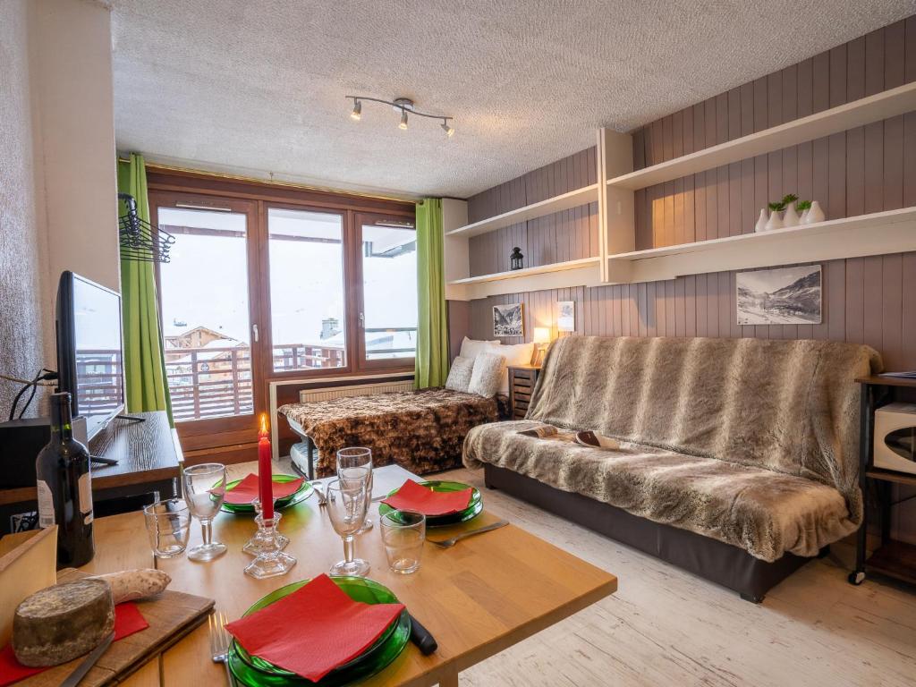 - un salon avec un canapé et une table dans l'établissement Apartment Le Curling B - Val Claret-30 by Interhome, à Tignes