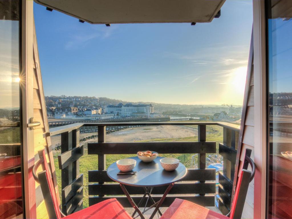 - un balcon avec une table et deux bols de nourriture dans l'établissement Apartment Les Marinas-6 by Interhome, à Deauville