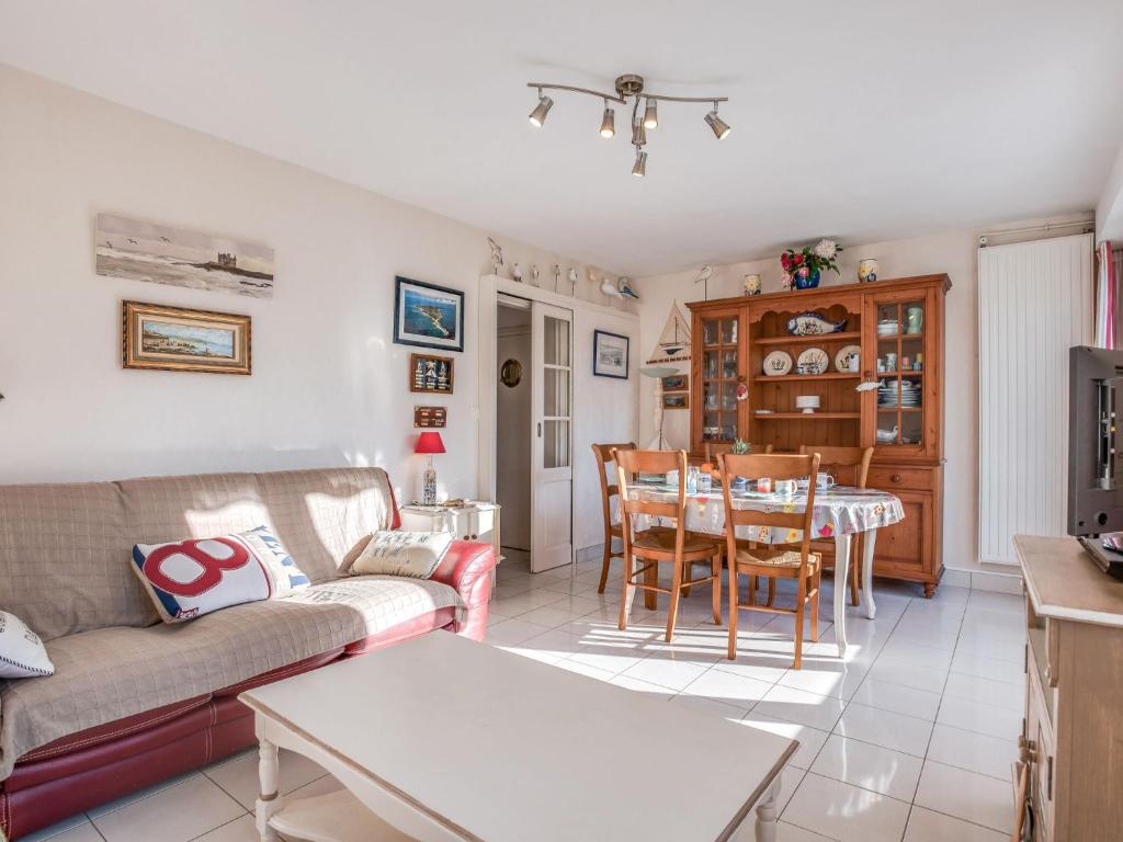 uma sala de estar com um sofá e uma mesa em Holiday Home Les Dunes-1 by Interhome em Quiberon