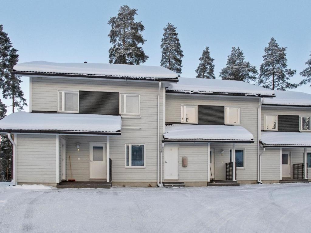 LahdenperäにあるHoliday Home Vuokatinlampi 7 a - 2 ski passes incl- in by Interhomeの雪の家