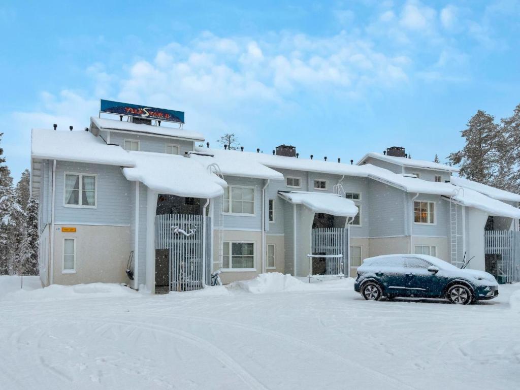 アカスロンポロにあるHoliday Home Yllästar 2 as 406 by Interhomeの雪の家の前に停められた車