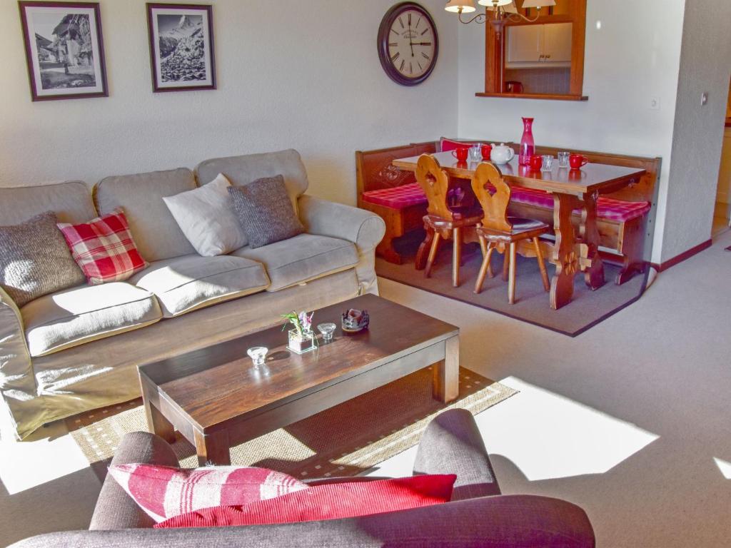 ein Wohnzimmer mit einem Sofa und einem Tisch in der Unterkunft Apartment Mondzeu b260 by Interhome in Verbier