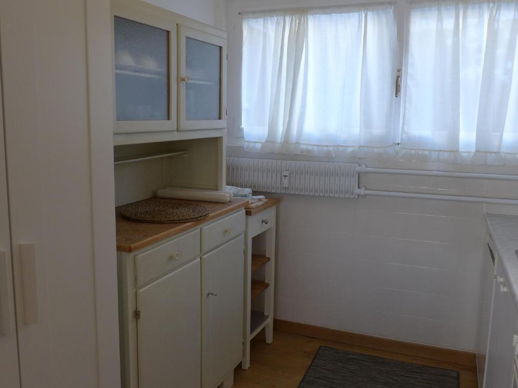 Kuchyň nebo kuchyňský kout v ubytování Apartment Chesa Cripels I by Interhome