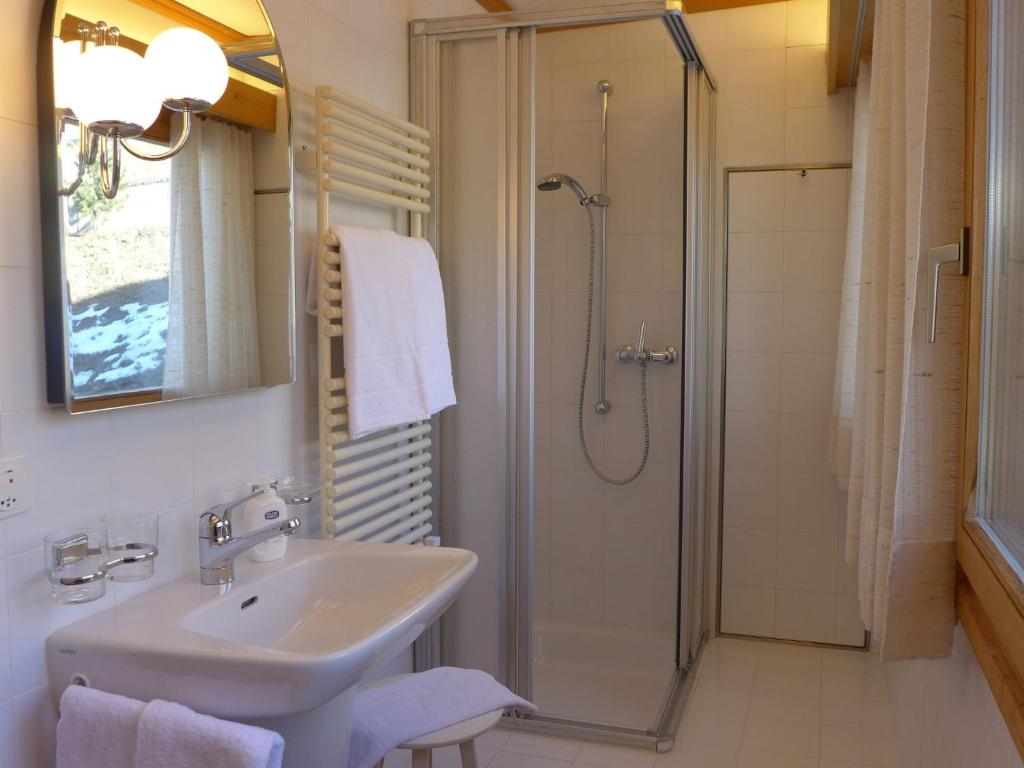 Koupelna v ubytování Apartment Chesa Cripels I by Interhome