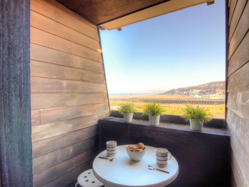 Cette petite chambre dispose d'une table et d'une fenêtre. dans l'établissement Studio Les Marinas-10 by Interhome, à Deauville