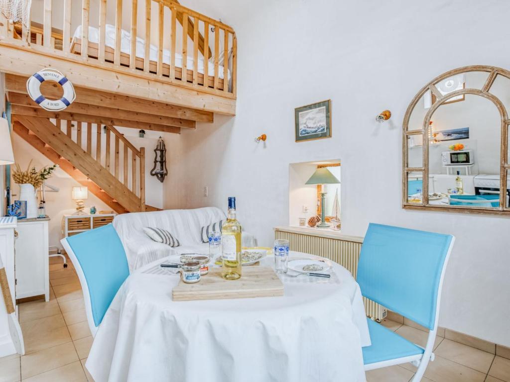 une salle à manger avec une table et des chaises bleues dans l'établissement Holiday Home La Belle Océane by Interhome, à Saint-Pierre-Quiberon