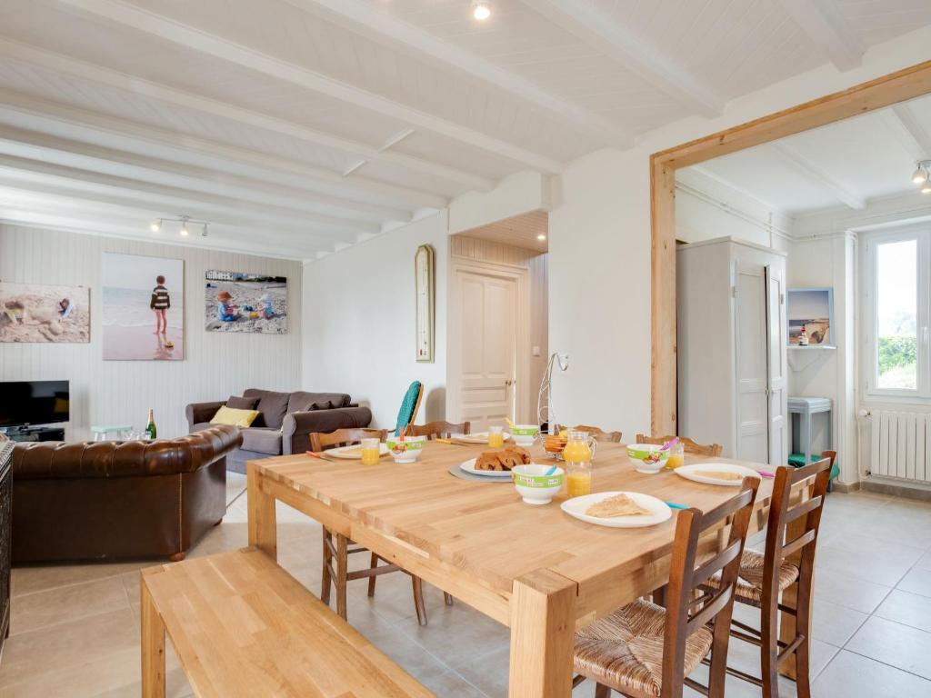 uma sala de estar com uma mesa de madeira e um sofá em Holiday Home Kerhel by Interhome em Saint-Pierre-Quiberon