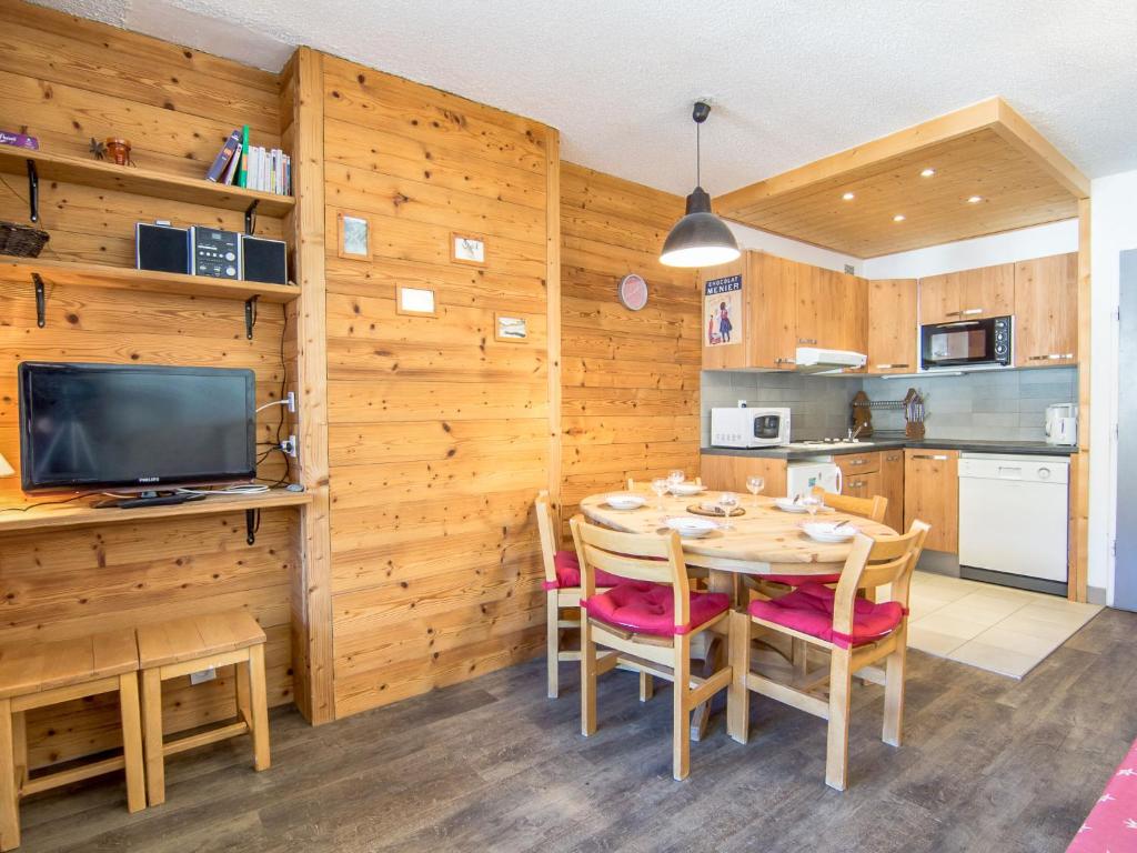 een keuken en eetkamer met een tafel en stoelen bij Apartment Le Curling A - Val Claret-8 by Interhome in Tignes