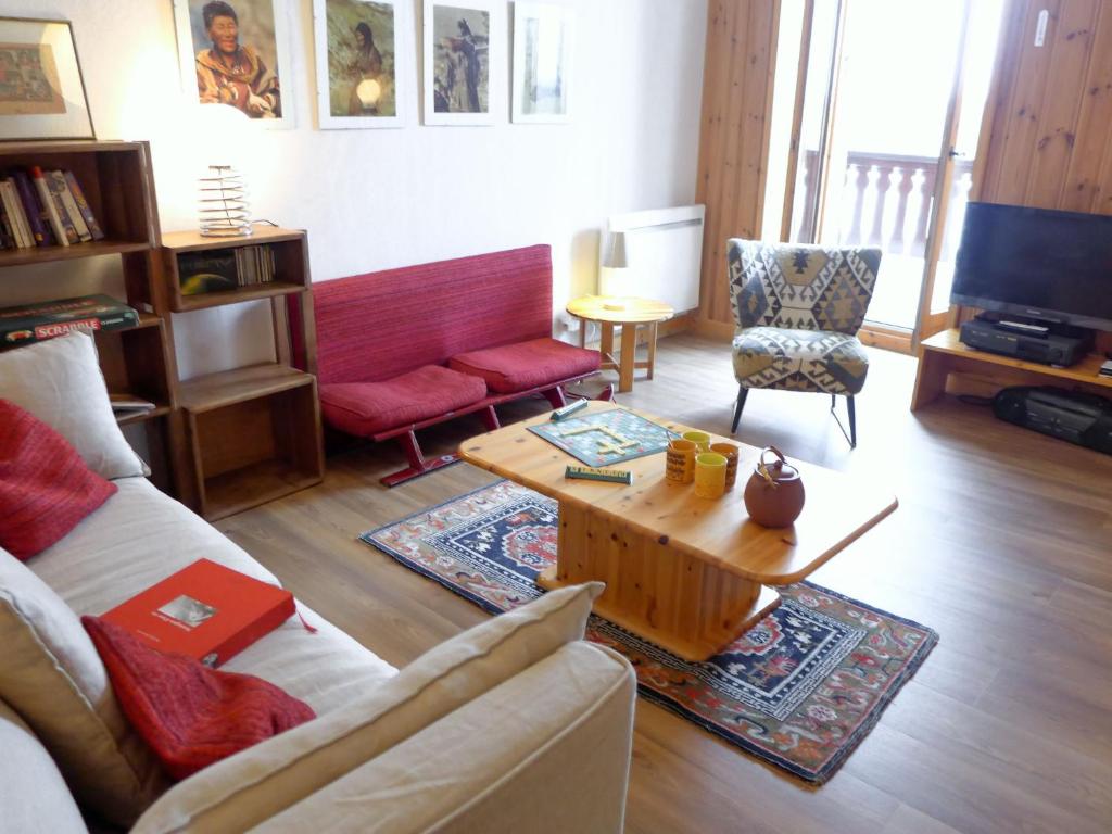 sala de estar con sofá y mesa de centro en Apartment Chalet Le Tour by Interhome, en Chamonix-Mont-Blanc