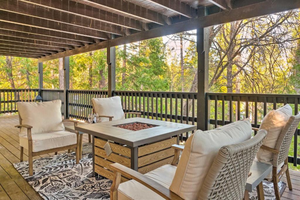un porche cubierto con sillas y mesa en Upscale Twain Harte Cabin with 2-Level Deck!, en Twain Harte