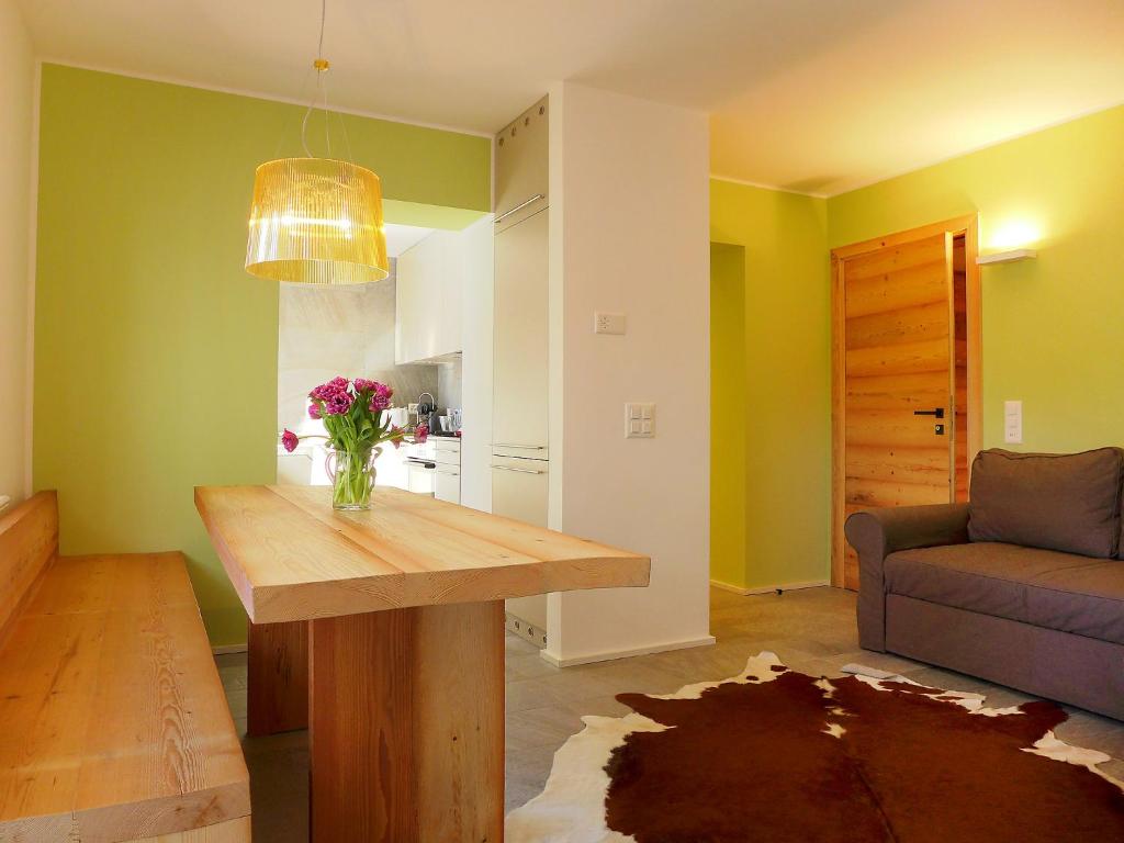 sala de estar con mesa y sofá en Apartment Chesa La Soliva by Interhome, en St. Moritz