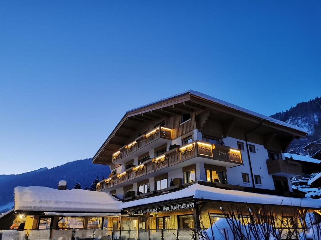 Nespecifikovaný výhled na hory nebo výhled na hory při pohledu z hotelu