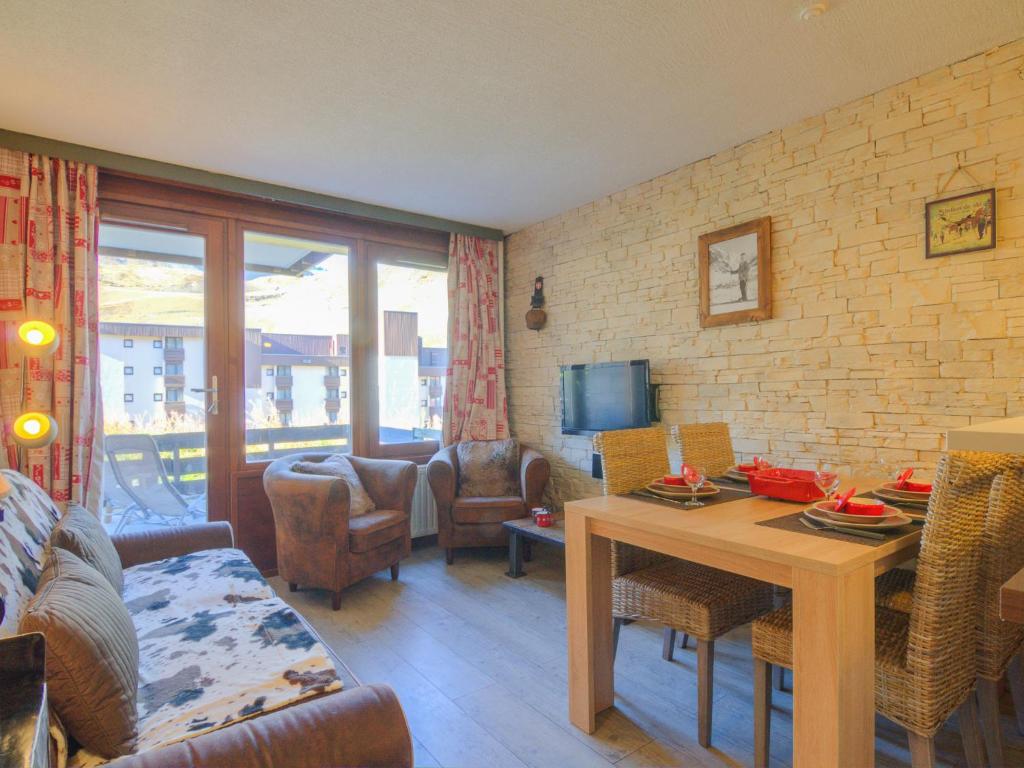 un salon avec un canapé et une table dans l'établissement Apartment Le Curling B - Val Claret-38 by Interhome, à Tignes