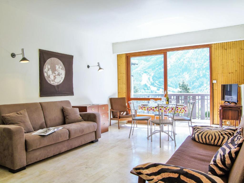 un salon avec un canapé et une table dans l'établissement Apartment Le Brévent-22 by Interhome, à Chamonix-Mont-Blanc