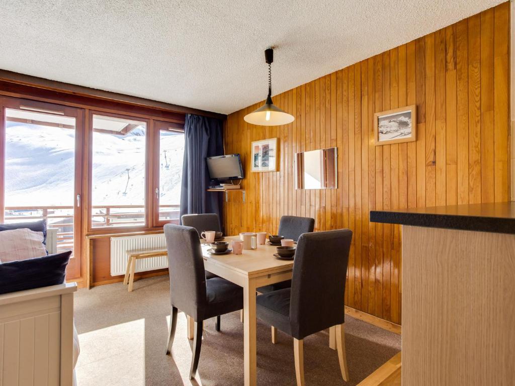 una sala da pranzo con tavolo e sedie di Apartment Le Curling B-11 by Interhome a Tignes
