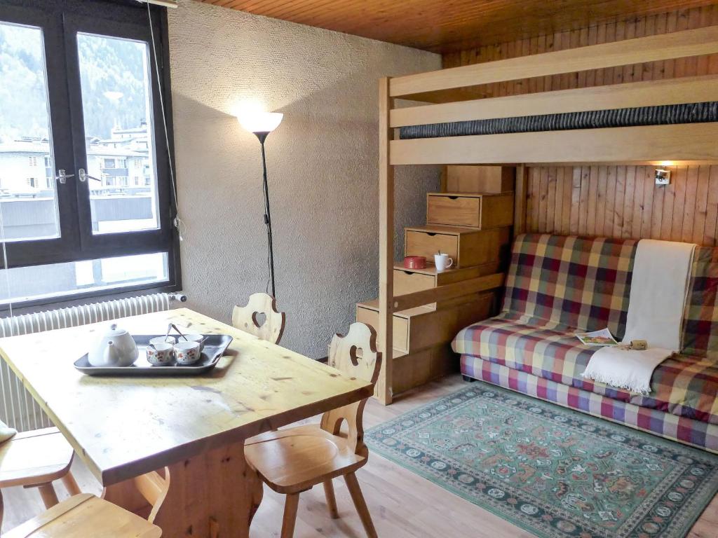 Cette petite chambre comprend une table et des lits superposés. dans l'établissement Studio L'Aiguille du Midi-7 by Interhome, à Chamonix-Mont-Blanc