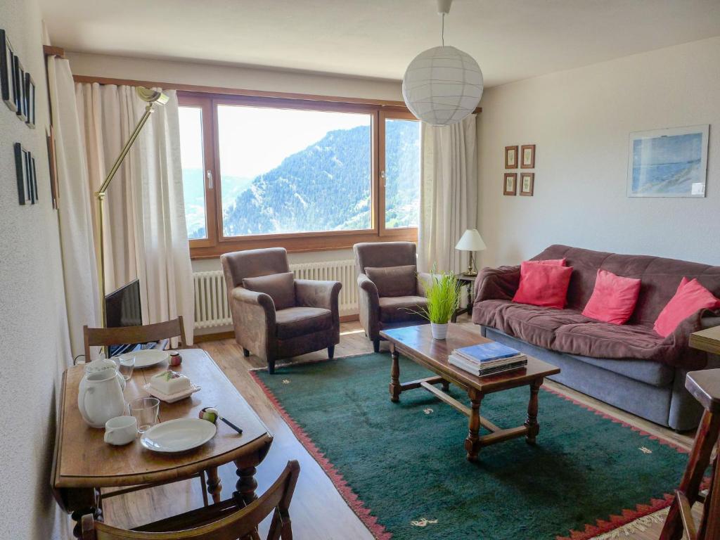 sala de estar con sofá y mesa en Apartment Bruyères A32 by Interhome, en Verbier