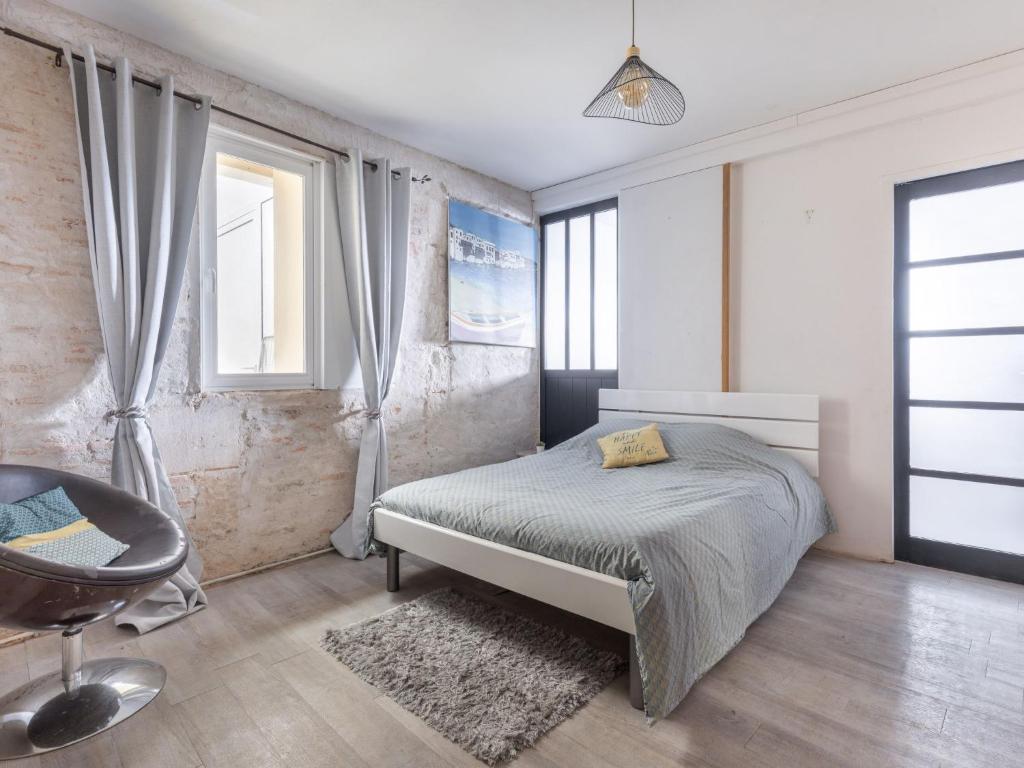 une chambre avec un lit, un bureau et une chaise dans l'établissement Apartment Bleu Bassin-1 by Interhome, à Arcachon