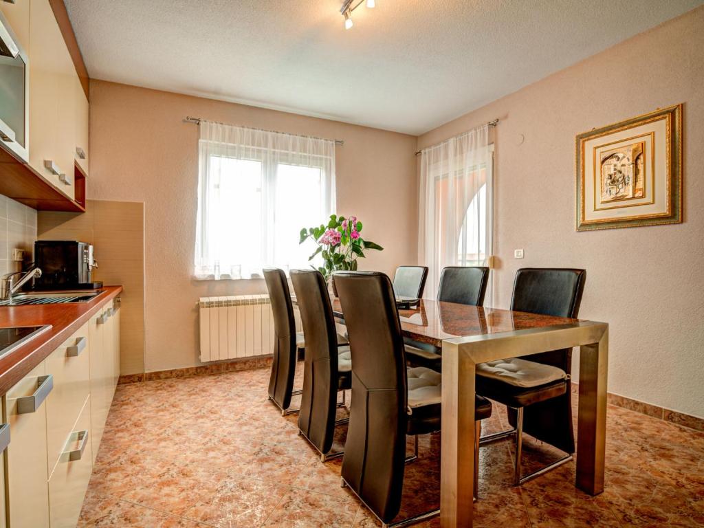 Televízia a/alebo spoločenská miestnosť v ubytovaní Apartment Tommy-1 by Interhome