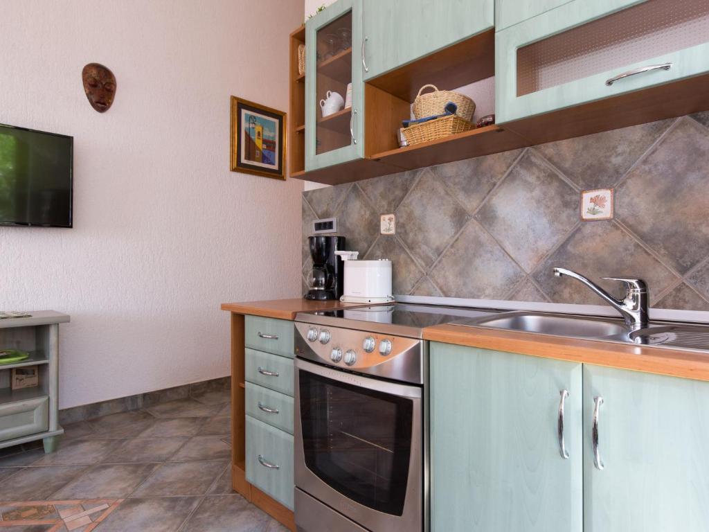 Kuchyňa alebo kuchynka v ubytovaní Apartment Starigrad-4 by Interhome