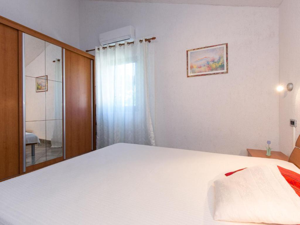 Posteľ alebo postele v izbe v ubytovaní Apartment Starigrad-3 by Interhome