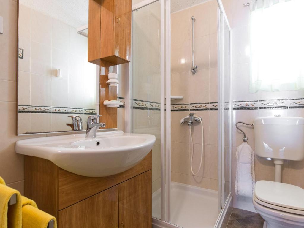 Kúpeľňa v ubytovaní Apartment Starigrad-3 by Interhome