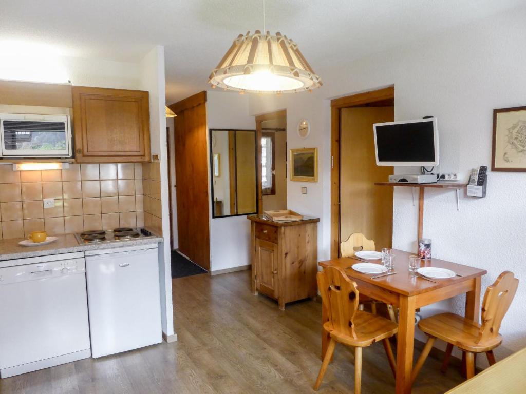 eine Küche mit einem Tisch und einem Esszimmer in der Unterkunft Apartment Les Jardins du Mont-Blanc-5 by Interhome in Chamonix-Mont-Blanc