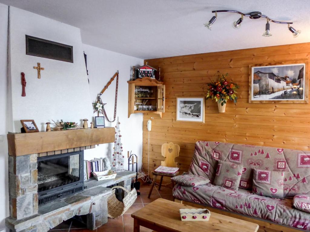 sala de estar con sofá y chimenea en Apartment Le Plan des Reines by Interhome, en Chamonix-Mont-Blanc