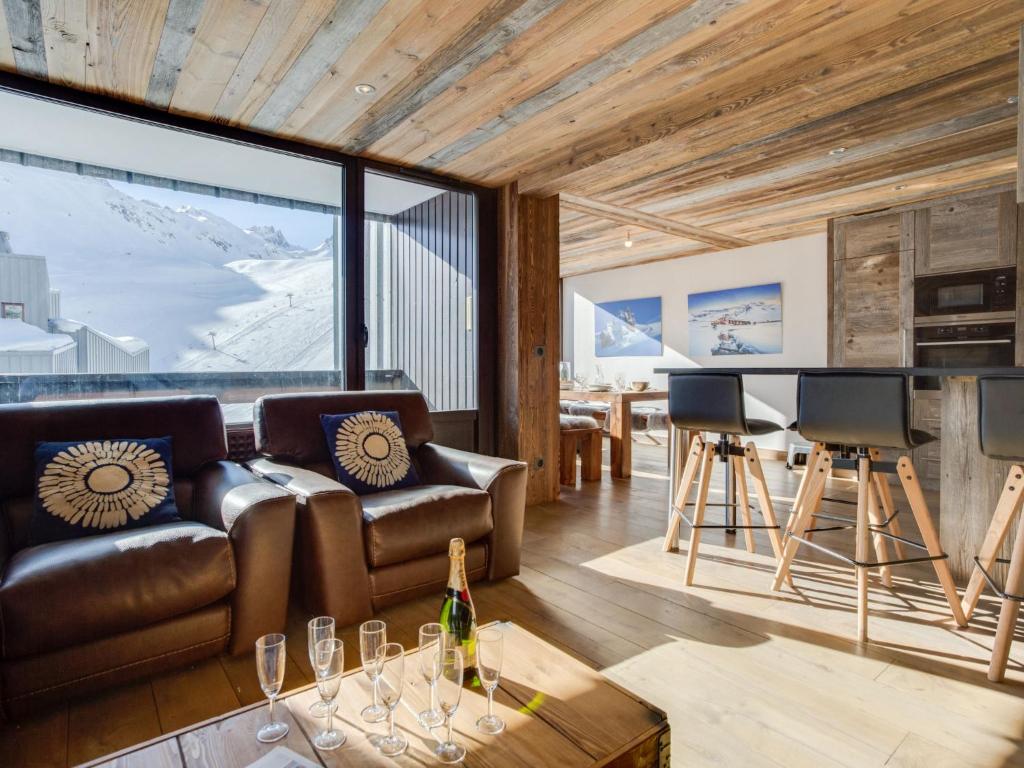 ein Wohnzimmer mit einem Sofa und einem Tisch in der Unterkunft Apartment Les Grandes Platières-23 by Interhome in Tignes