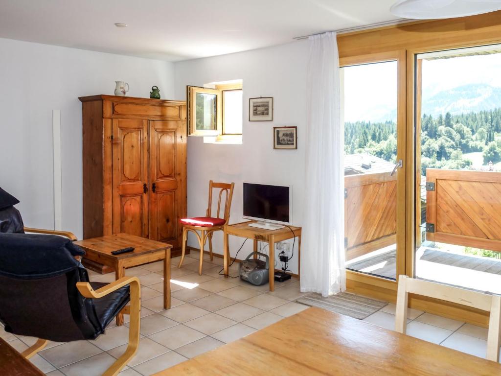 TV a/nebo společenská místnost v ubytování Apartment Girun Eder by Interhome