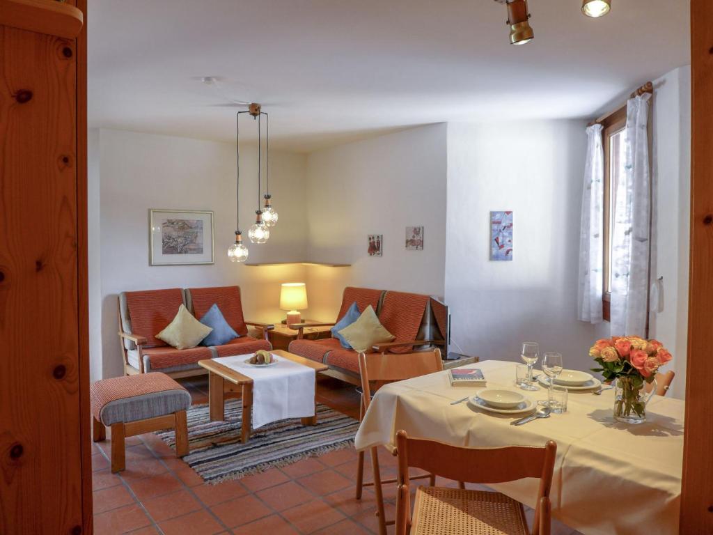 Posezení v ubytování Apartment Chesa Maurus A12 by Interhome