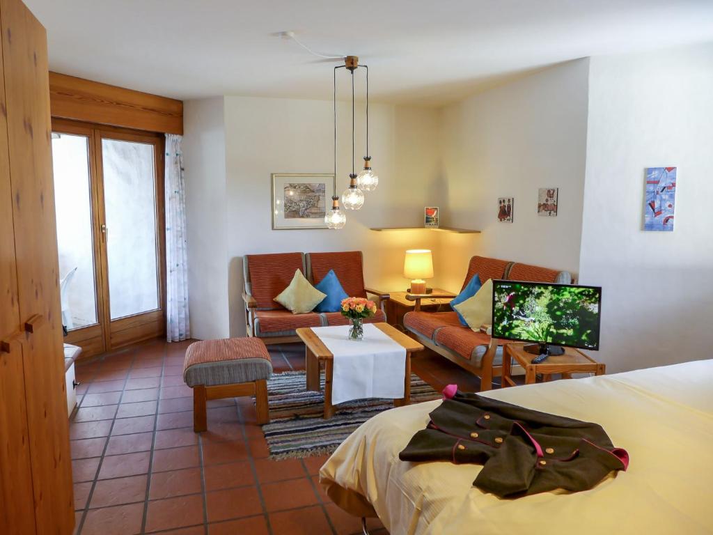Postel nebo postele na pokoji v ubytování Apartment Chesa Maurus A12 by Interhome