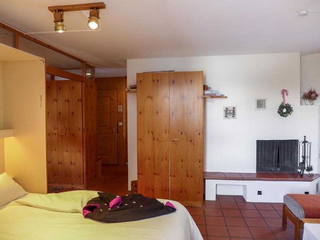 Postel nebo postele na pokoji v ubytování Apartment Chesa Maurus A12 by Interhome