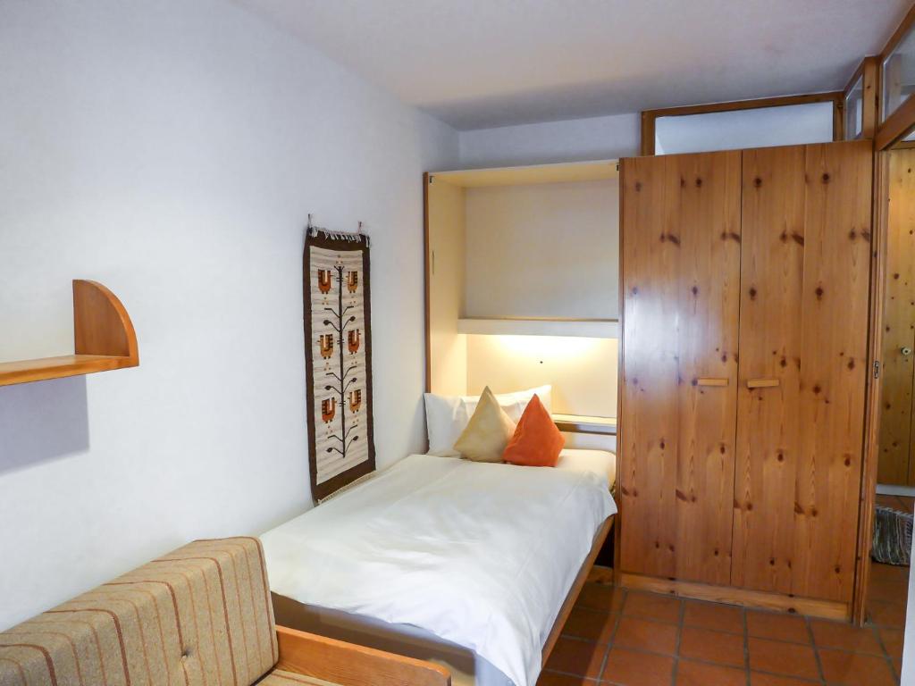Postel nebo postele na pokoji v ubytování Apartment Chesa Maurus A12 by Interhome