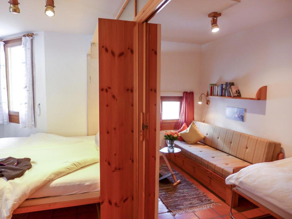 Postel nebo postele na pokoji v ubytování Apartment Chesa Maurus A12 by Interhome