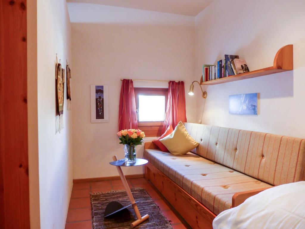 Posezení v ubytování Apartment Chesa Maurus A12 by Interhome