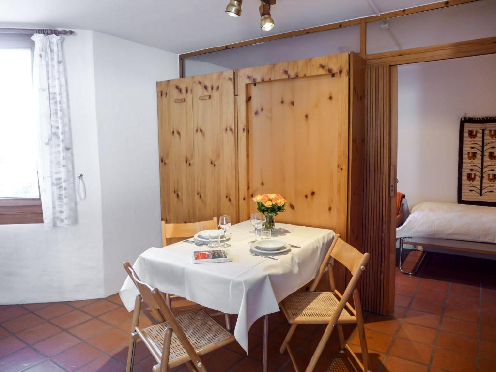 Postel nebo postele na pokoji v ubytování Apartment Chesa Maurus A12 by Interhome