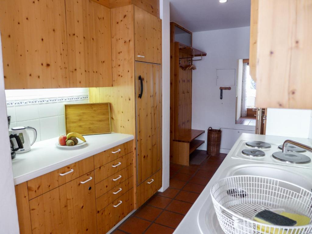 Kuchyň nebo kuchyňský kout v ubytování Apartment Chesa Maurus A12 by Interhome