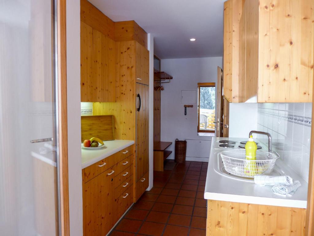 Kuchyň nebo kuchyňský kout v ubytování Apartment Chesa Maurus A12 by Interhome