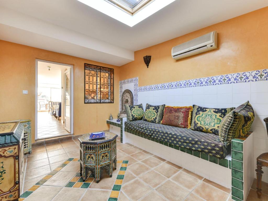 un salon avec un canapé et une table dans l'établissement Holiday Home Marinas Beach by Interhome, au Grau-du-Roi