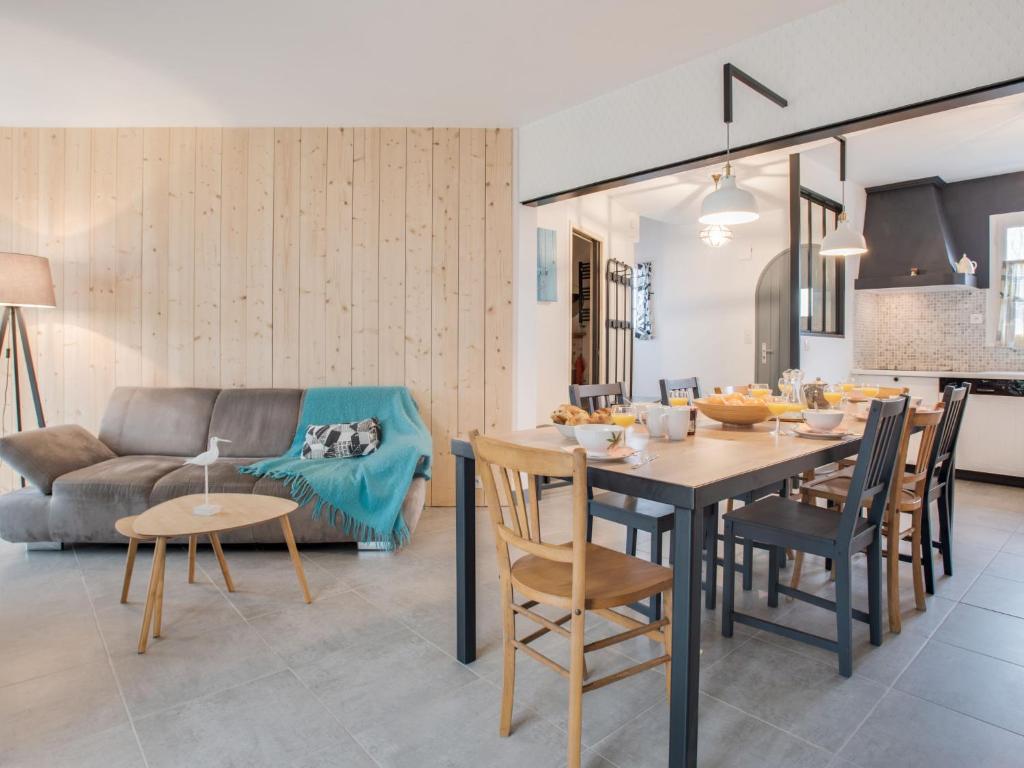 Il comprend une cuisine et un salon avec une table et des chaises. dans l'établissement Holiday Home Portivy Moulin-1 by Interhome, à Saint-Pierre-Quiberon