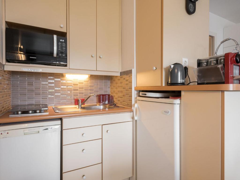 Kuchyň nebo kuchyňský kout v ubytování Studio Ty Avel-1 by Interhome