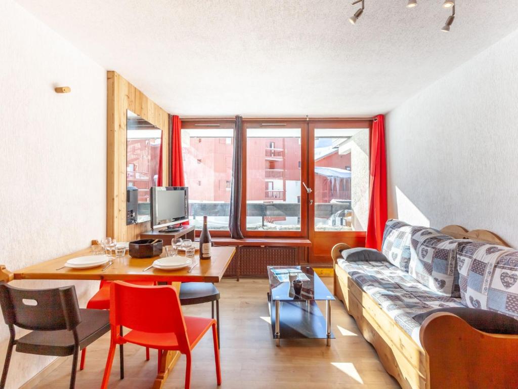 un salon avec un canapé et une table dans l'établissement Studio Grande Platières II by Interhome, à Tignes