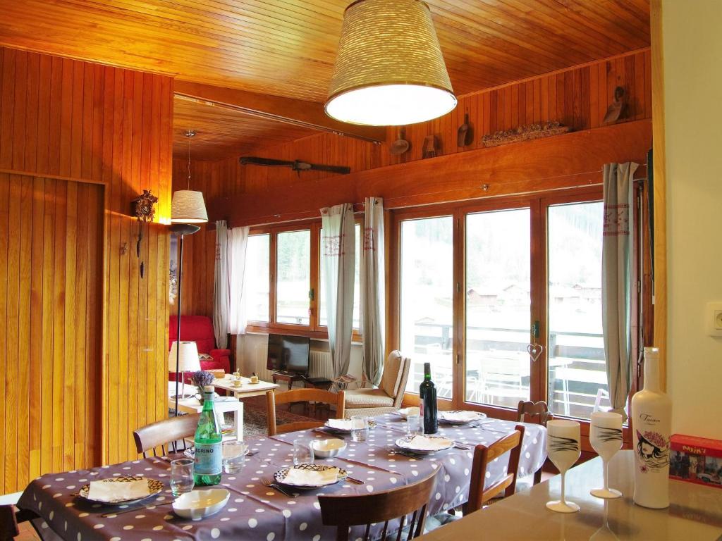 d'une salle à manger avec une table et des chaises. dans l'établissement Apartment Le Bois du Bouchet-7 by Interhome, à Chamonix-Mont-Blanc