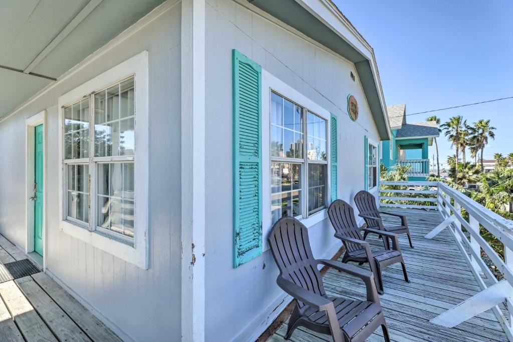 3 sillas sentadas en el porche delantero de una casa en Family-Friendly South Padre Island Escape with Grill en South Padre Island
