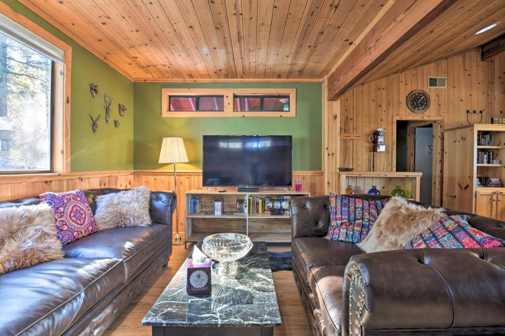 Vacation Home Rustic Pine Mtn Club Cabin with Beautiful View!, Frazier