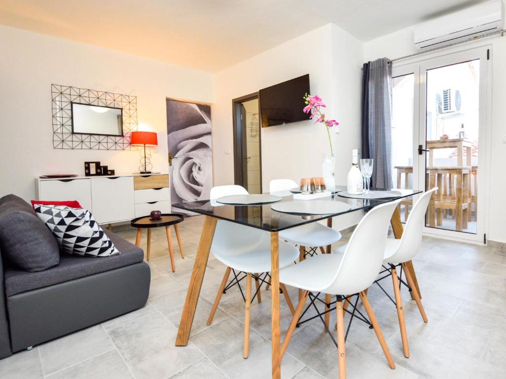 Posedenie v ubytovaní Apartment Silvija-4 by Interhome